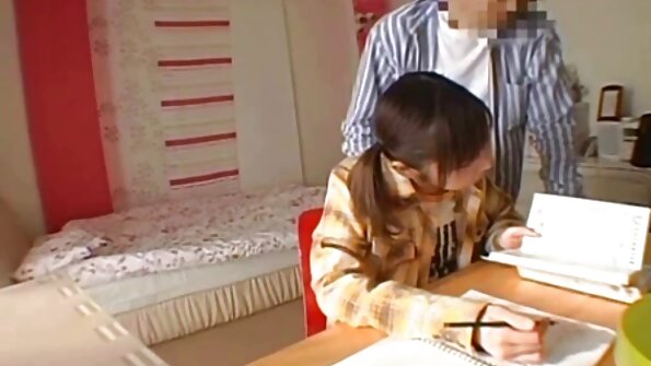 Anak ayam panas yang mempunyai pantat bulat yang bagus sedang mengalami penyayang dubur