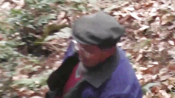 Seorang wanita bertopeng bertindak seperti kucing puki dan dia mendengkur sambil membongkok