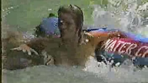 Amazing blonde cougar sedang menunjukkan bagaimana untuk merawat zakar besar