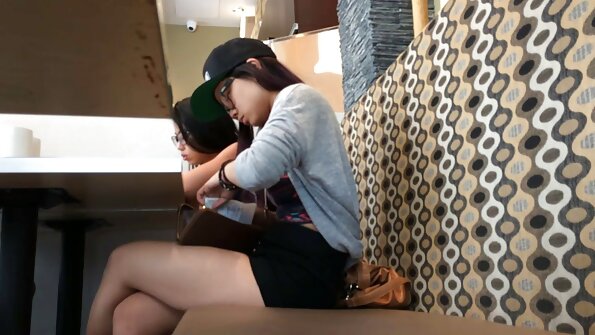 Seorang wanita kurus dengan keldai tegas kehilangan pakaiannya untuk mempamerkan pergerakannya