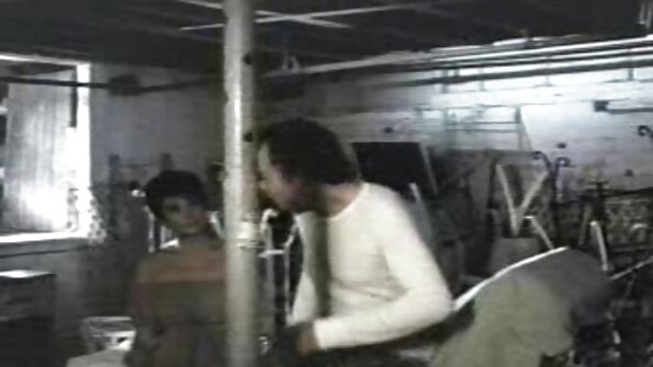 Stud yang hebat menembusi teman wanitanya yang cantik di atas sofa