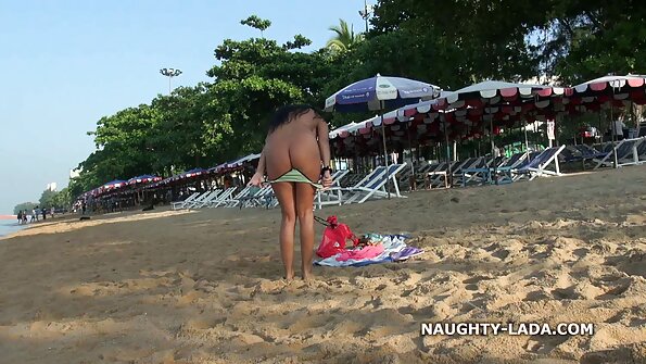 Zakar besar sumbat perempuan murahan seksi Kayla Kayden di atas sofa