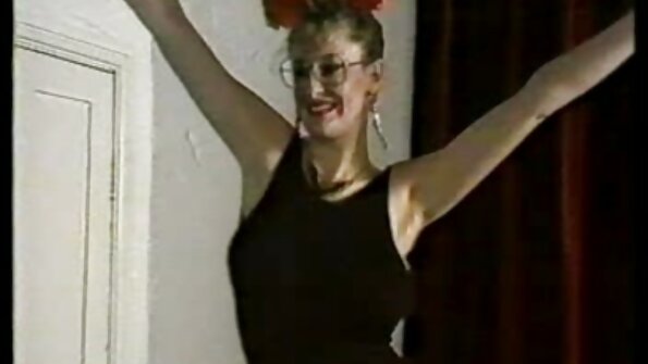 Gadis jahat dari Rusia mendapat fucked oleh dua kuda jantan sekaligus