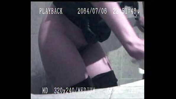 Berambut perang Latina babe mendapat cumshot pada beliau tetek dan mulut