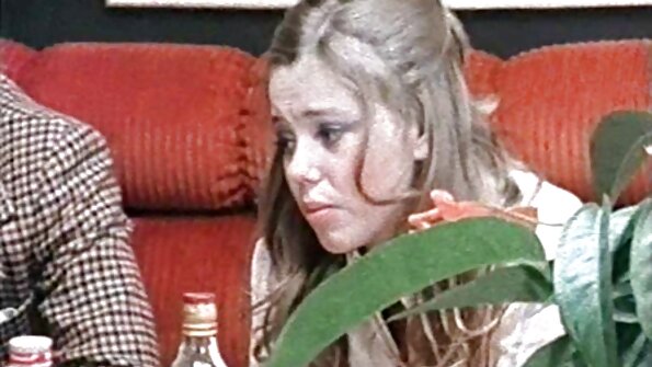 Berambut perang dengan tindikan puting sedang menolak tali pinggangnya ke dalam kekasihnya