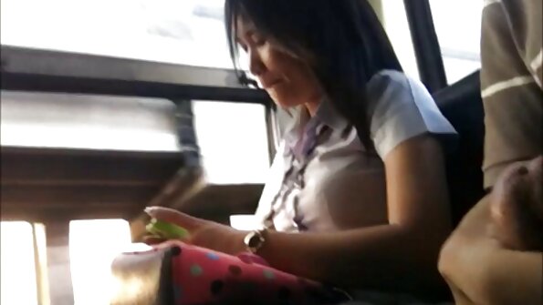 Jalang pantat besar sedang bersama lelaki kulit putih, disentuh lebih keras