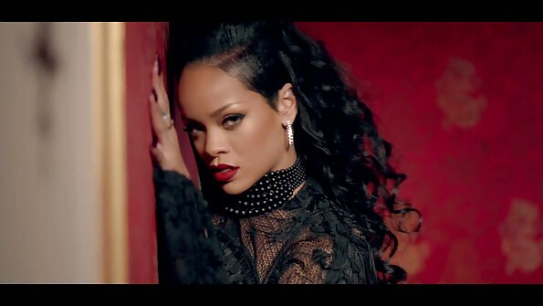 Perempuan jalang yang suka dibelai sedang dilayan dengan baik