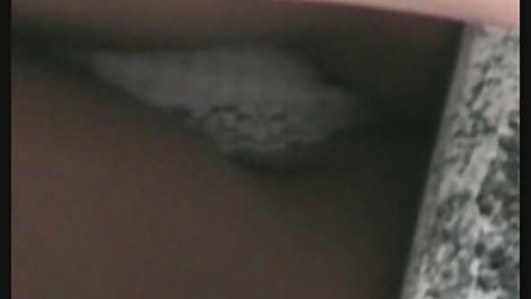 Seorang lelaki kulit hitam sedang menolak zakarnya jauh ke dalam wanita berambut perang panas itu