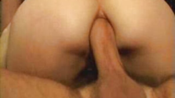 Seorang wanita kulit hitam yang mempunyai payudara semula jadi semakin tersentuh