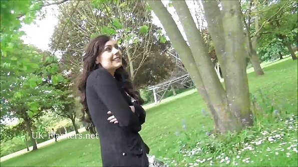 Seorang berambut perang dengan keldai seksi disentuh secara kasar dalam video ini