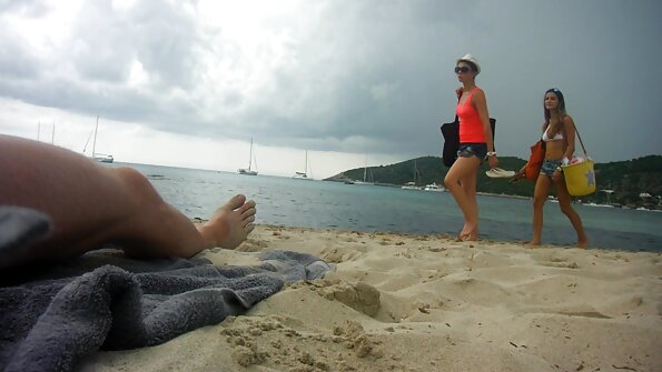 Seorang berambut perang dengan buah dada besar mendapat faraj basahnya disetubuhi keras