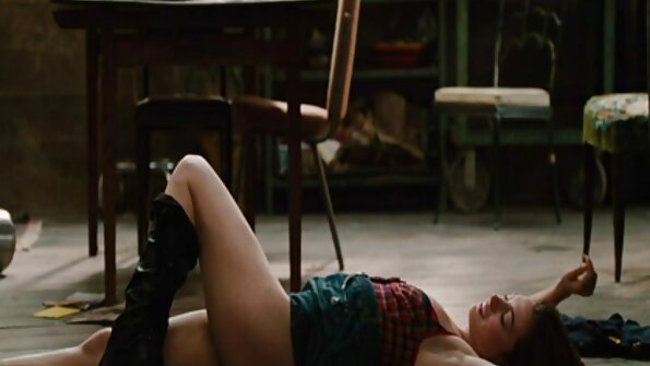 Seorang si rambut coklat dan seorang berambut perang melakukan perkara dalam pergaulan bertiga yang panas dan keriting