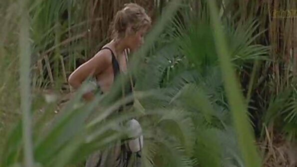 Seorang si rambut coklat terbalik semasa dia disentuh dan dia tercungap-cungap