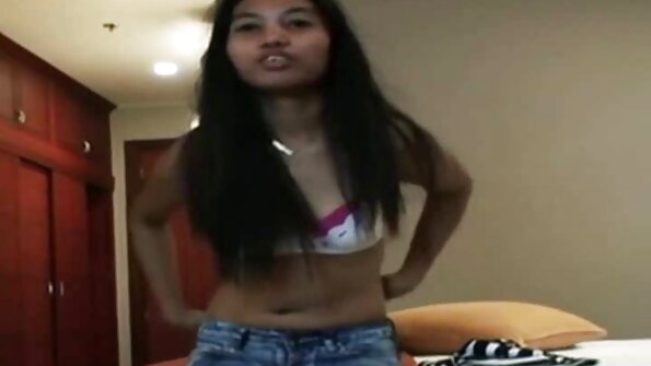 Si rambut coklat dengan wajah keriting sedang melancap di atas katil