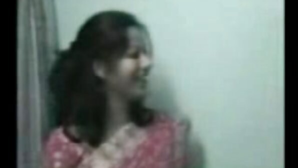 Si rambut coklat dengan keldai bulat yang bagus sedang menjilat zakar yang keras