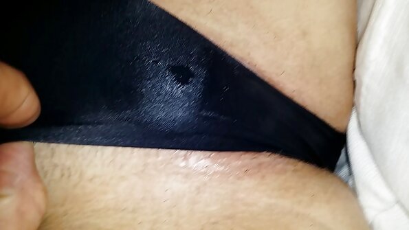 A awek bimbo adalah di atas batang keras di dalam bilik tidur