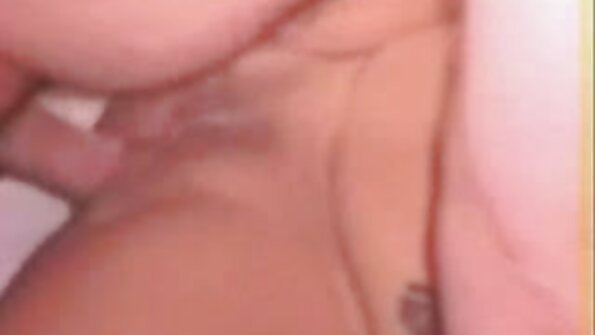 Seorang wanita berpayu dara sedang bercinta di sebelah peralatan gim dalam adegan ini