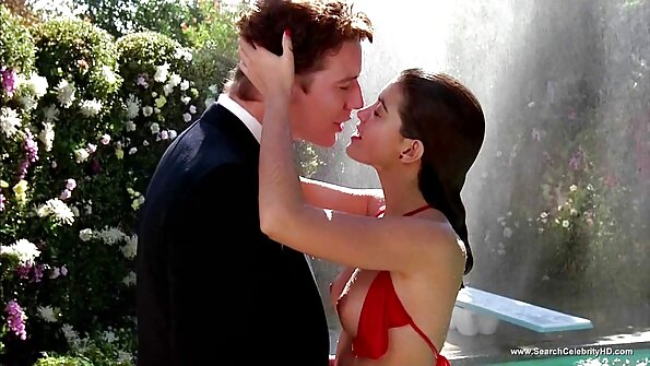 Berambut perang tegas dengan keldai kecil dan payudara semula jadi sedang bercinta