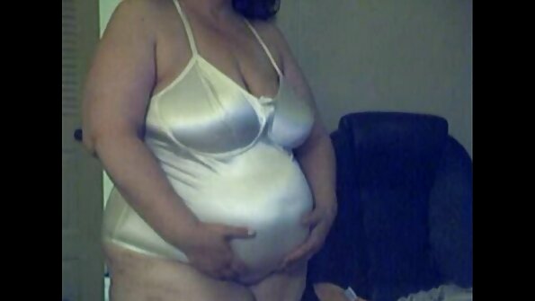 Remaja kecil yang panas sedang disetubuhi keras dalam pantat kecilnya di sini