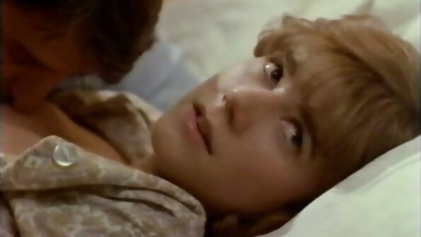 Seorang wanita matang panas dengan payudara palsu yang besar semakin ditembusi