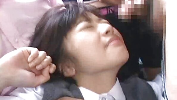 Seorang Latina menjilat teteknya sendiri kerana dia mendapat kacau di tepi kolam