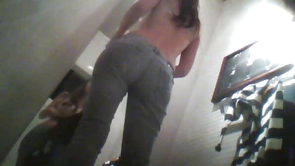 Seorang Latina yang mempunyai payudara semula jadi sedang duduk di atas pecker besar