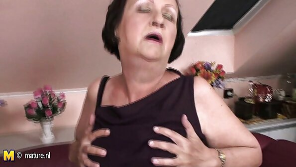 Remaja amatur meniduri botol dalam adegan bilik hotel yang nakal