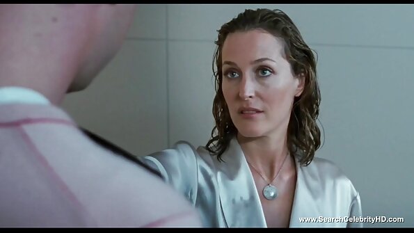 Seorang berambut merah sedang merasai tiang tebal yang besar dengan farajnya yang bertindik