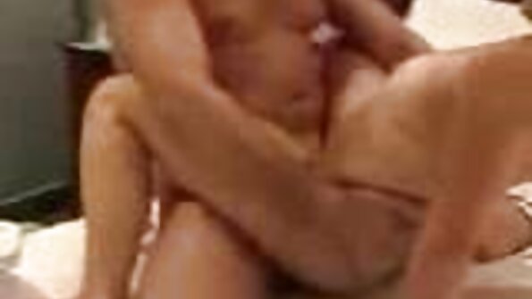 MILF Latina yang cantik digerudi di luar rumah oleh orang asing yang teruja