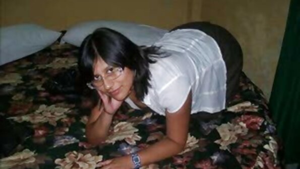 Si rambut coklat tetek palsu yang besar dilihat melompat sambil menunggang zakar